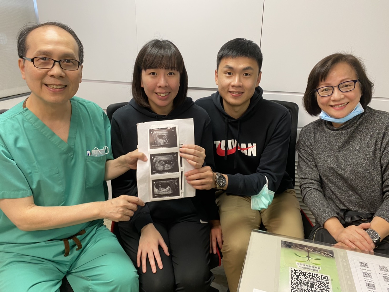 輸卵管攝影顯示左邊是堵住的,但黃醫師提及可能是緊張所造成的不一定是真的不通勸我們不要放棄。吃排卵藥的第三個月也是最後一次嘗試自然的方式受孕。我成功了!!