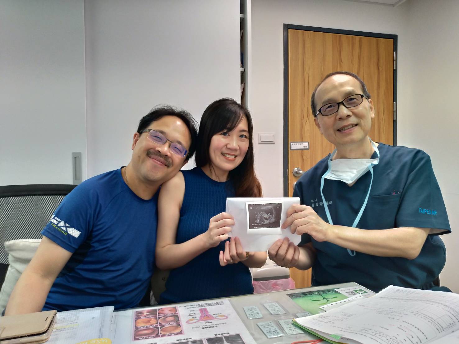 我因為乾燥症還因此領到重大傷病卡。很開心現在終於可以從試管診所畢業到產檢診所了,這一切真的很感謝黃醫師及醫療團隊們的用心