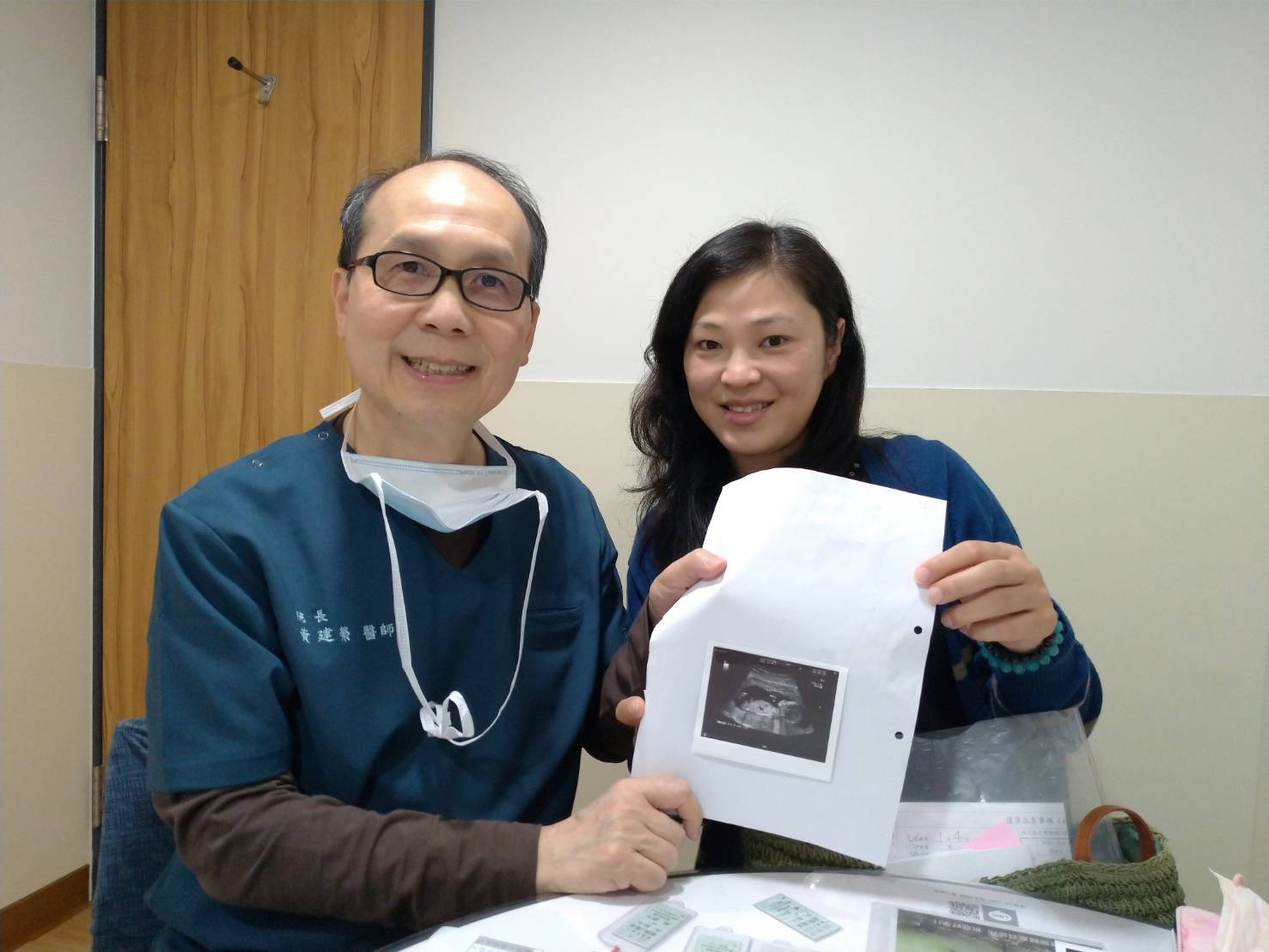 四年前因為兩側卵巢都患有巧克力囊腫進而手術,術後檢查AMH指數竟然只剩下0.02;於是再和醫院醫生以及老公討論後,決定術後半年進行人工受孕,就這樣夫妻倆鼓起勇氣踏入黃醫師這塊寶地。